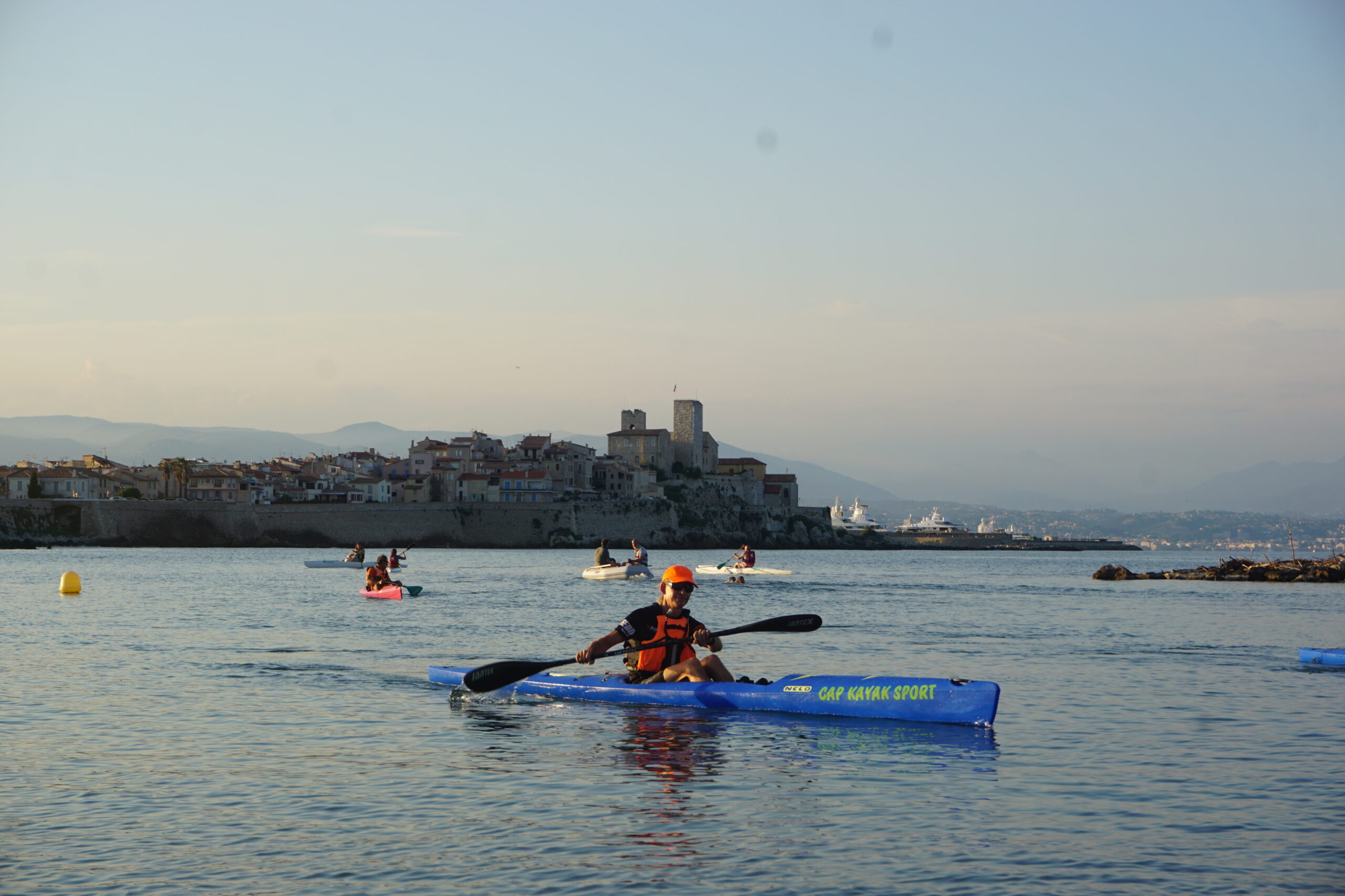 Entre la vieille ville d’Antibes et la baie de Juan-les-Pins, départ plage à la Salis